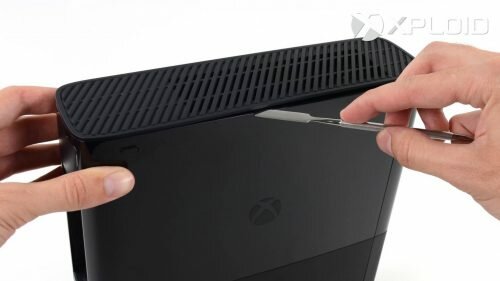 Снимаем верхнюю крышку Xbox 360 E
